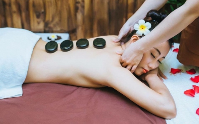massage body đá nóng