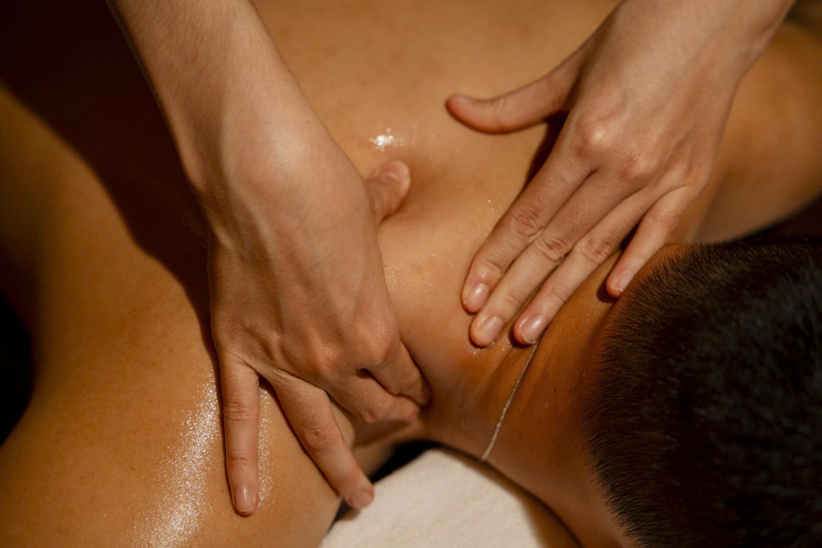 massage đầu kết hợp massage cổ vai gáy tại Charm Spa Nha Trang