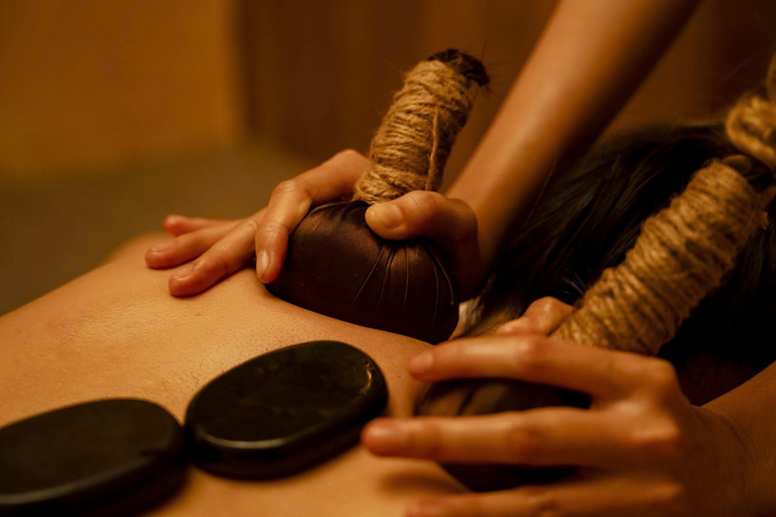 Liệu trình massage toàn thân với đá nóng thảo dược tại Charm Spa Nha Trang