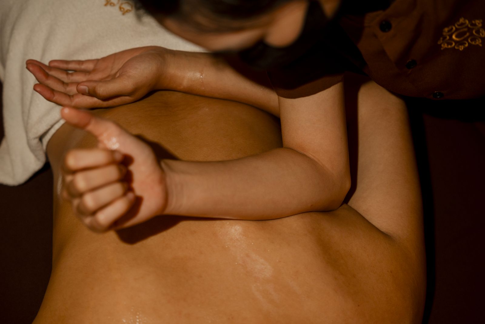 liệu trình massage mô sâu tại Charm Spa