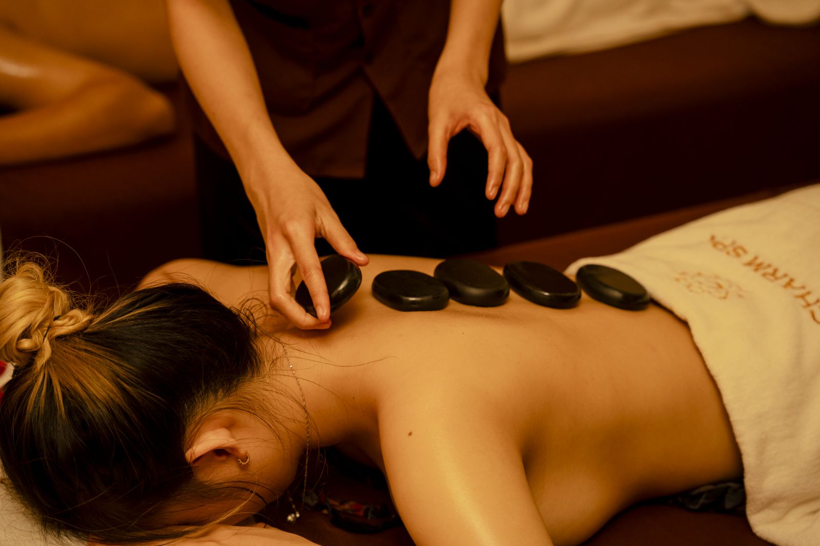 liệu trình massage đá nóng tại charm spa