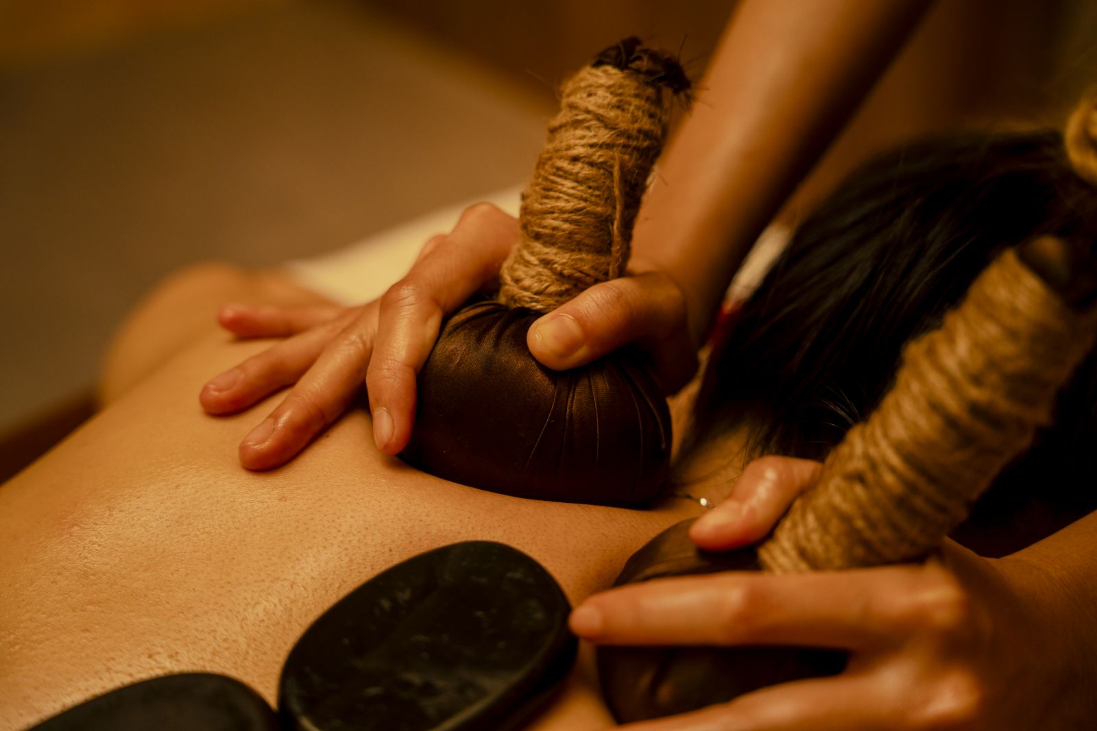 liệu trình massage body đá nóng thảo dược