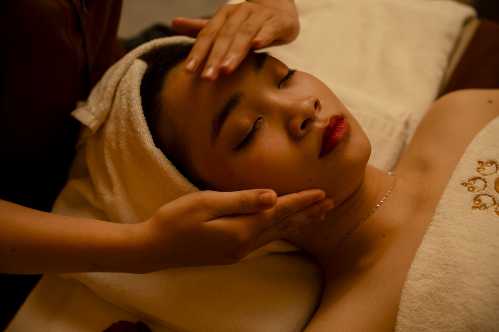 Quy trình bước massage nâng cơ mặt tại Charm Spa