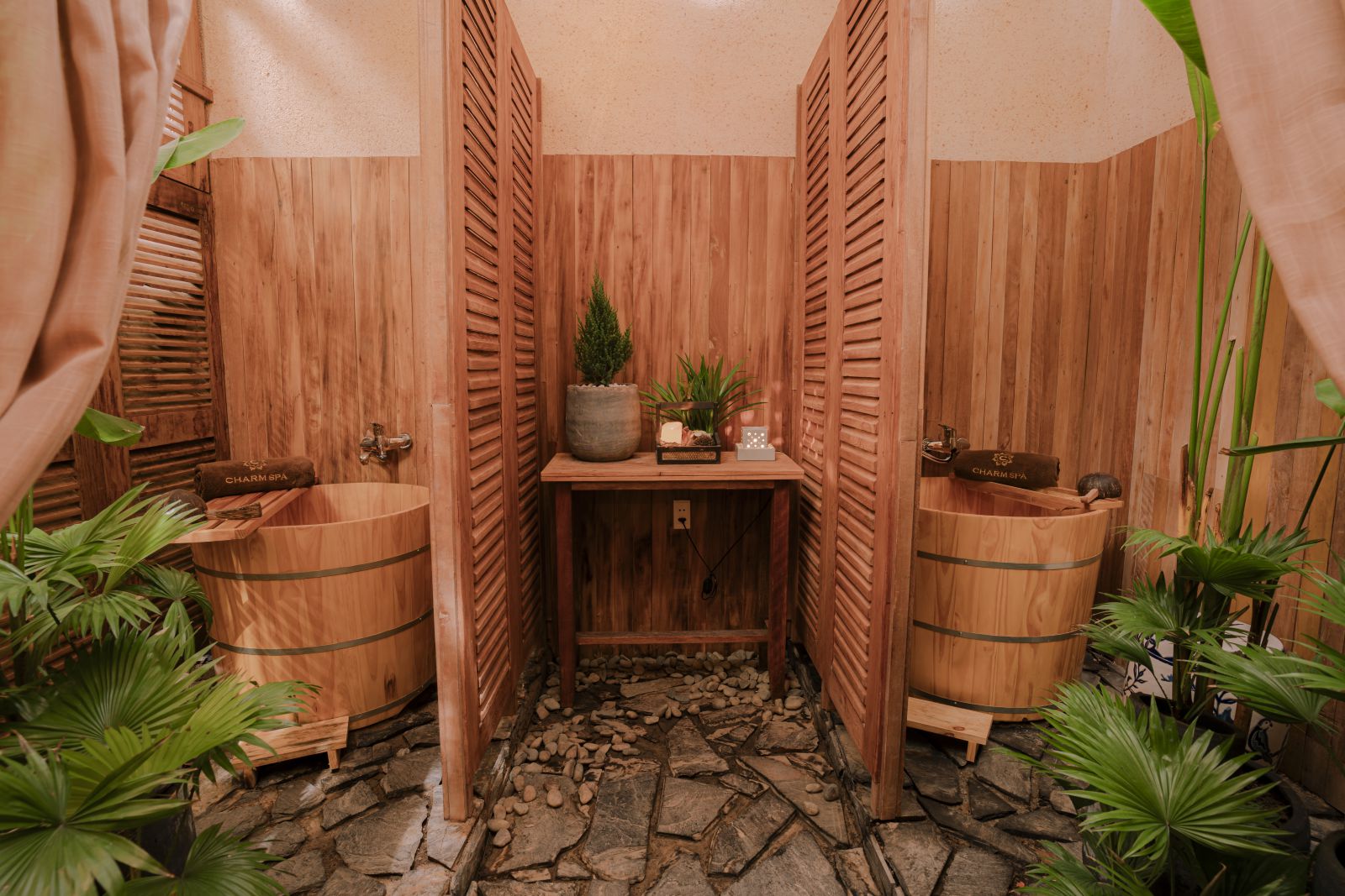 khu vực ngâm bồn thảo dược tại Charm Spa 
