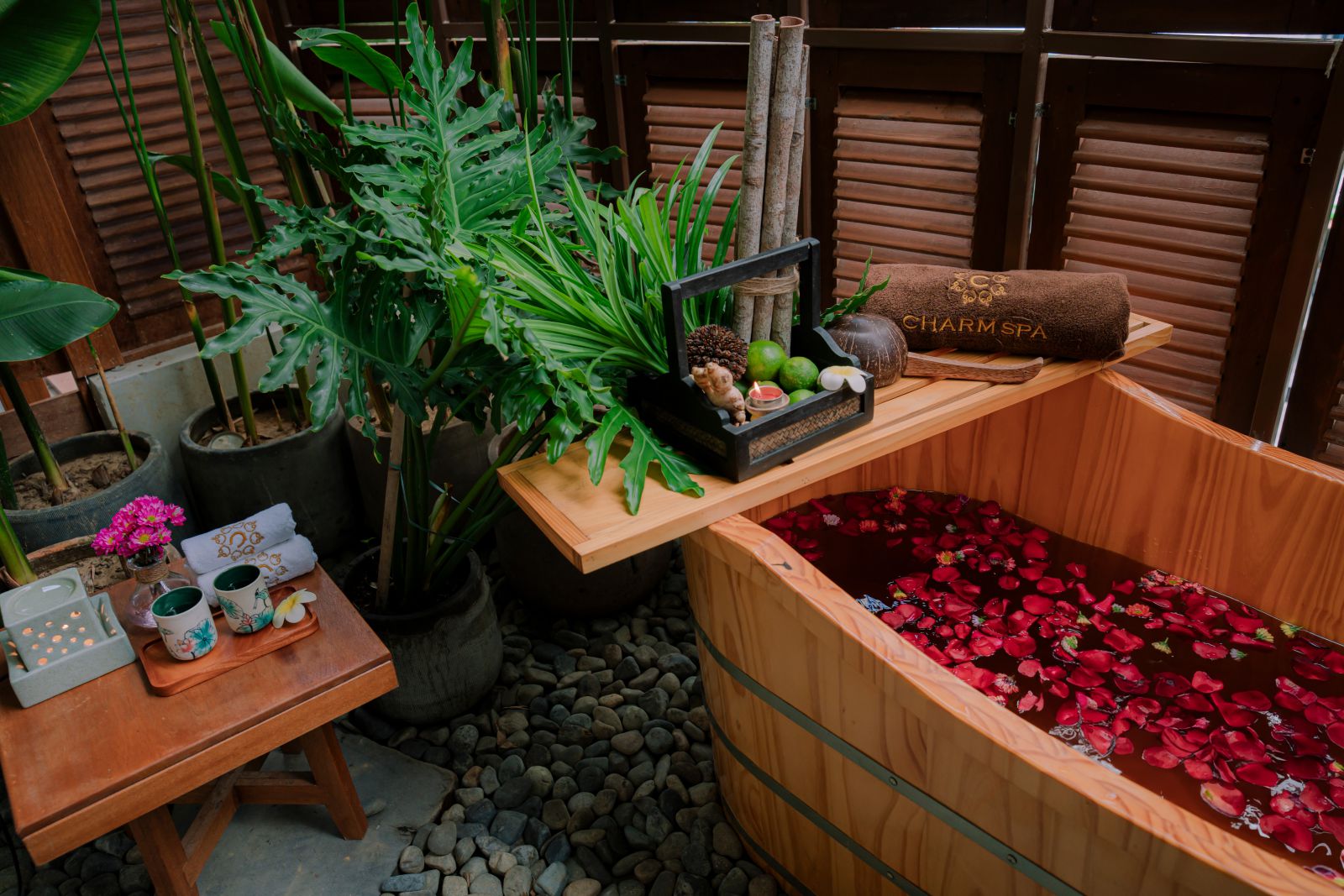 Khu vực bồn ngâm giành cho cặp đôi tại Charm Spa Garden Nha Trang