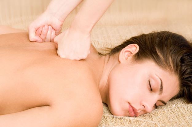 massage ấn huyệt truyền thống tại charm spa