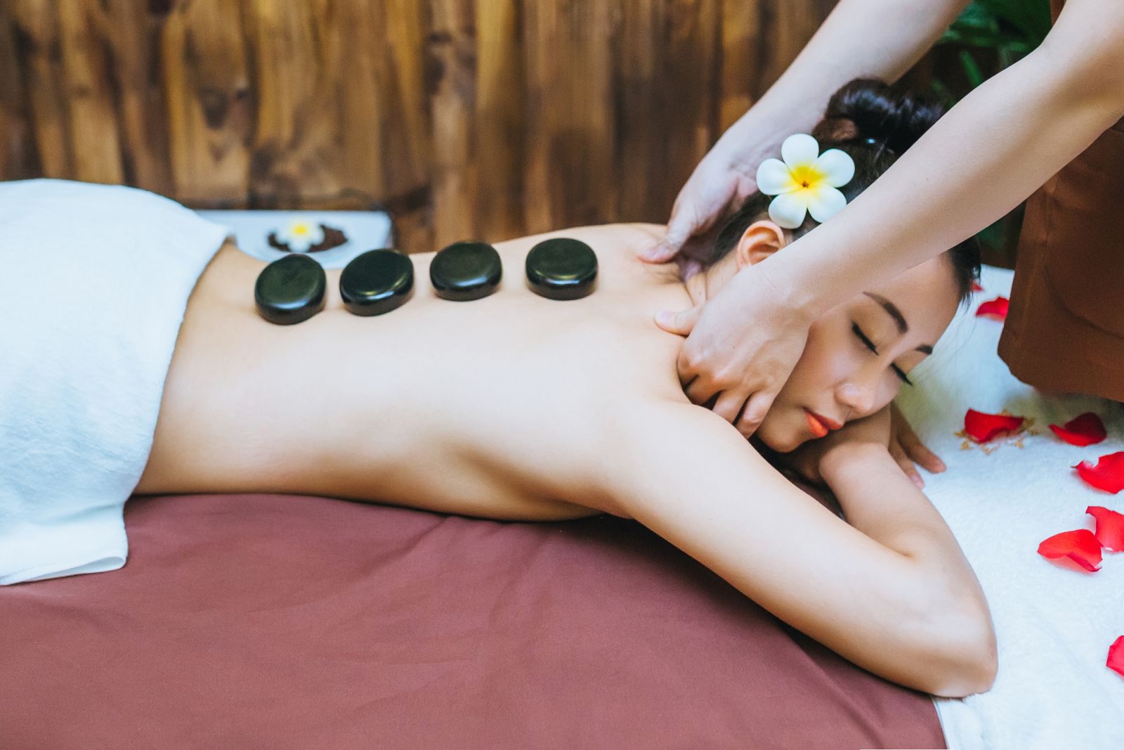 massage body đá nóng