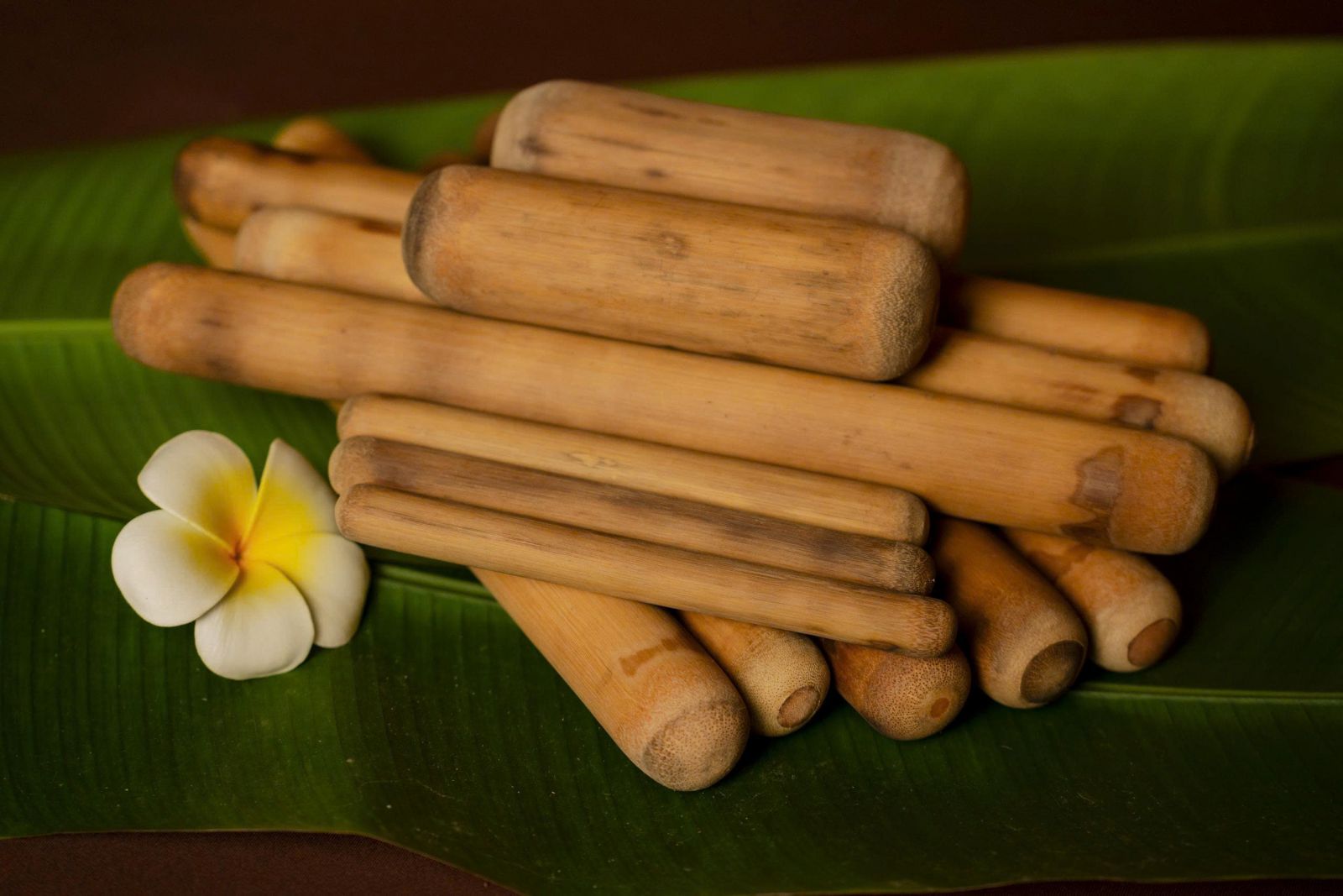 Ống tre được sử dụng trong gói massage tre tại Charm Spa Nha Trang
