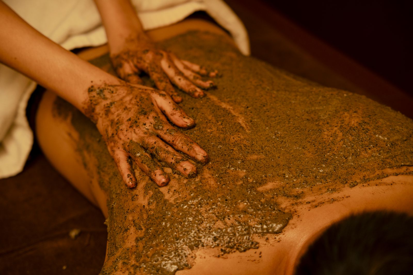 Tẩy tế bào chết thảo dược tại Charm Spa