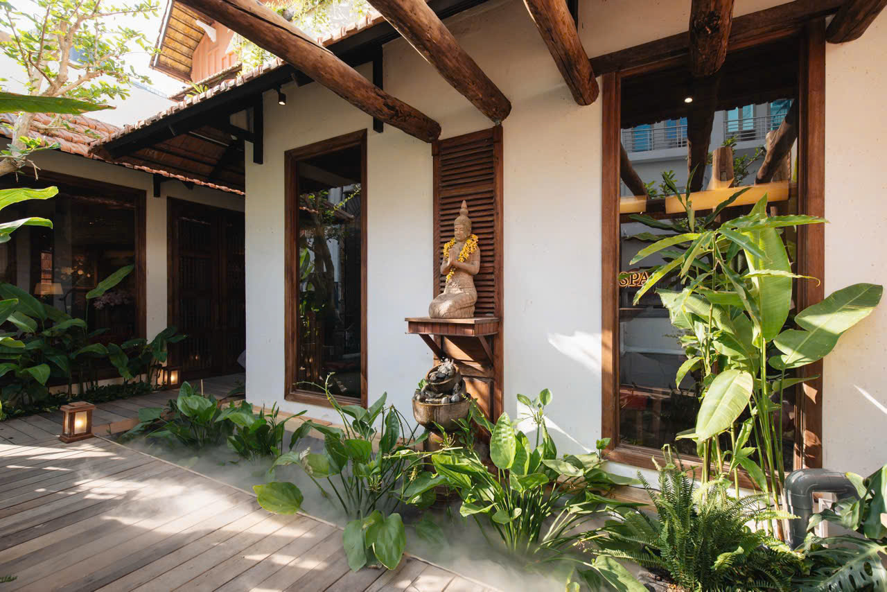  Khu vực không gian sân vườn tại Charm Spa Garden Quận 1