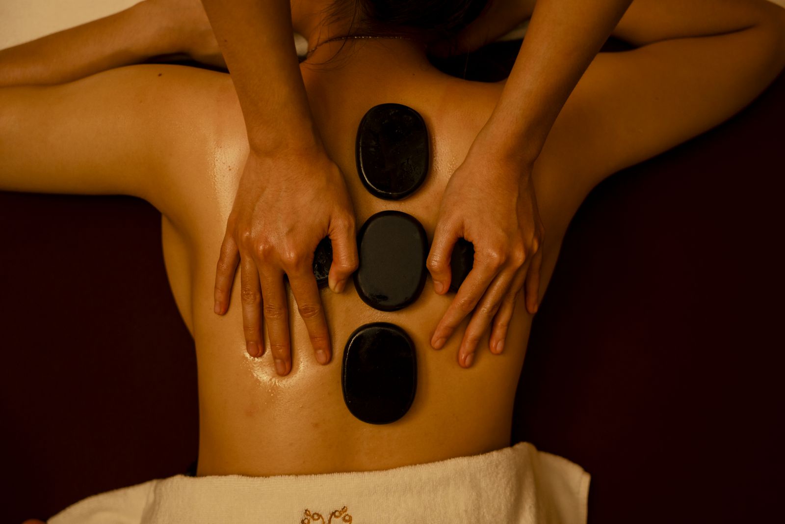 massage body đá nóng nhà Charm spa