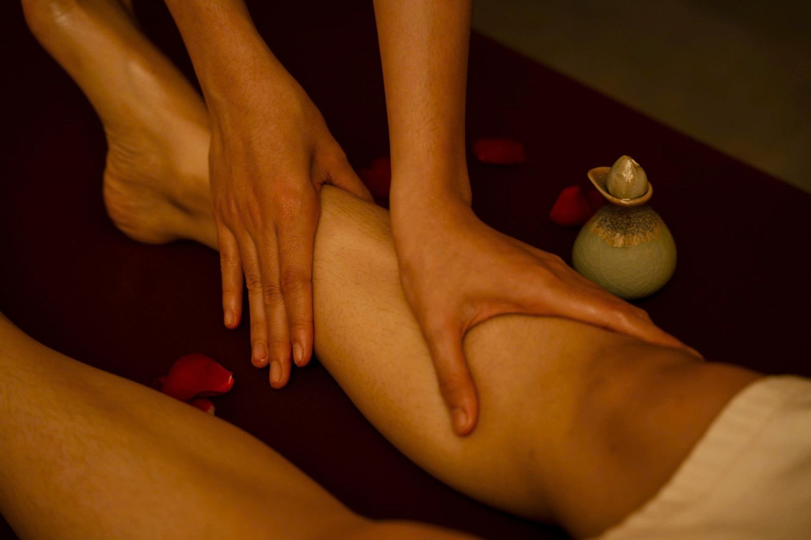 Động tác vuốt ấn chân tại Charm Spa Nha Trang
