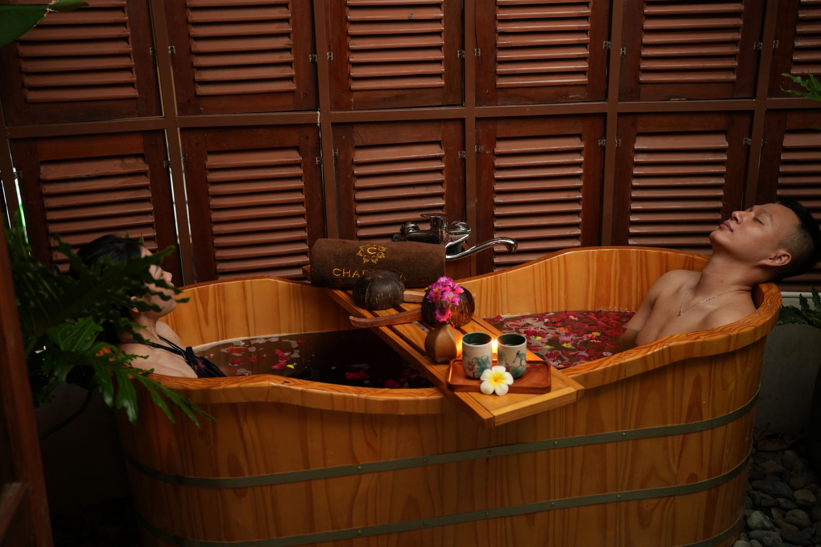 Ngâm tắm lá thuốc Dao Đỏ tại Charm spa Garden Nha Trang