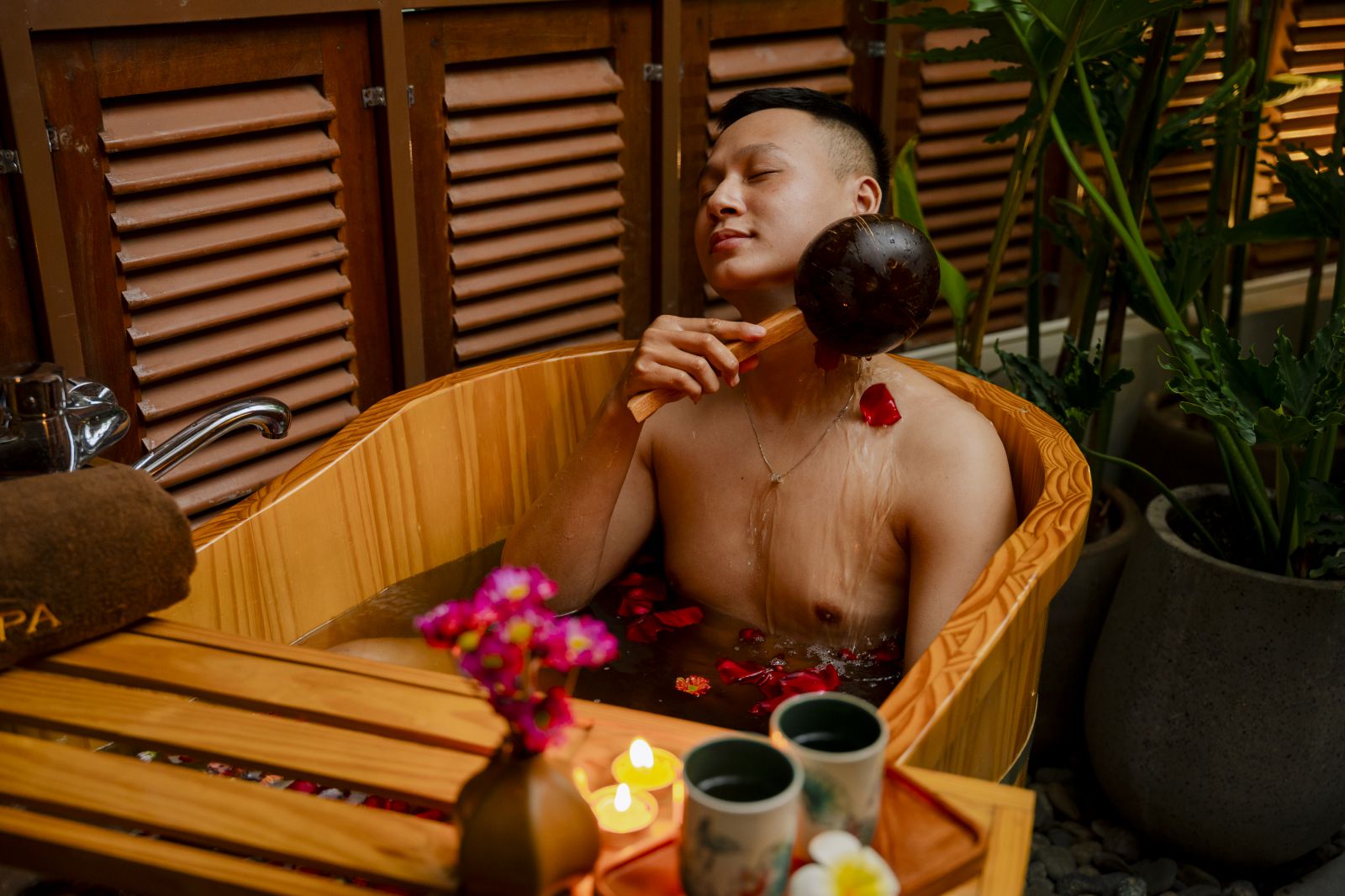 ngâm bồn lá dao đỏ nhà Charm spa - Garden Nha Trang